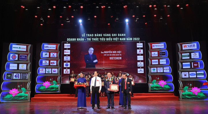 VIETCHEM lọt 'Top 10 thương hiệu nổi tiếng và uy tín Đất Việt 2022' - 2