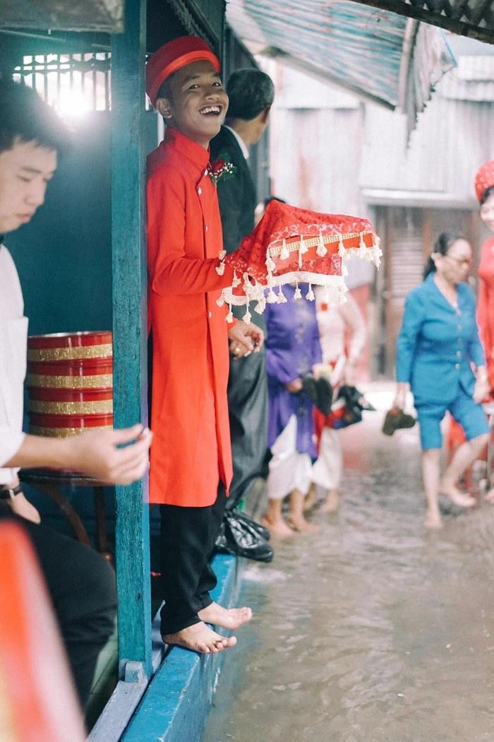 Đám cưới mùa nước nổi ở miền Tây: Cô dâu chú rể chân trần lội nước - 3