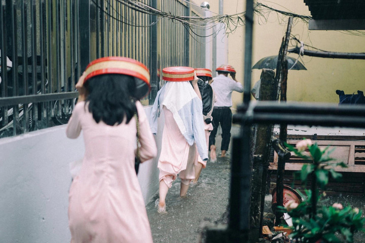 Đám cưới mùa nước nổi ở miền Tây: Cô dâu chú rể chân trần lội nước - 6