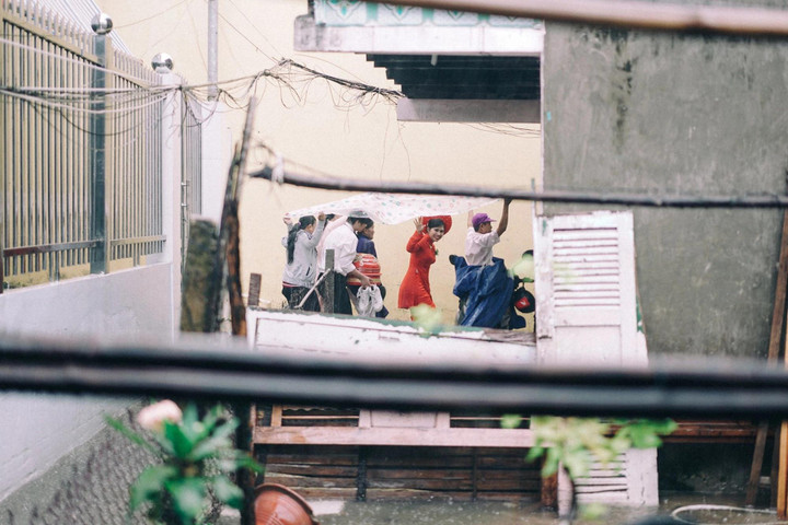 Đám cưới mùa nước nổi ở miền Tây: Cô dâu chú rể chân trần lội nước - 7