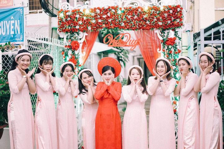 Đám cưới mùa nước nổi ở miền Tây: Cô dâu chú rể chân trần lội nước - 9