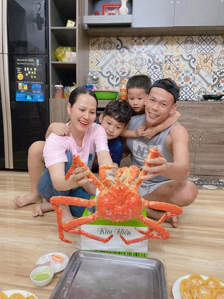 Thủ môn ĐT Việt Nam khoe chuyển khoản cho vợ 100 triệu 'thích mua gì thì mua' - 2