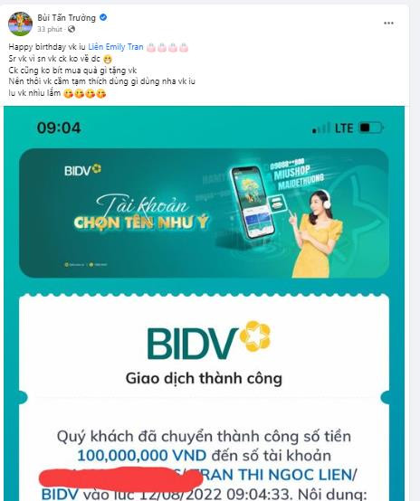 Thủ môn ĐT Việt Nam khoe chuyển khoản cho vợ 100 triệu 'thích mua gì thì mua' - 1