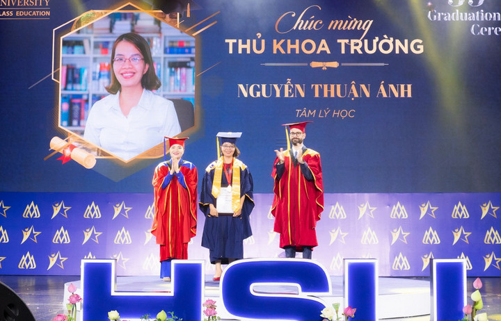 Nữ thủ khoa ở tuổi 40 và hành trình theo đuổi đam mê - 2