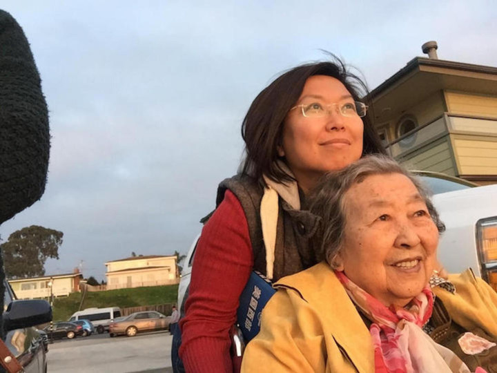 Con gái đưa mẹ U90 ‘đi khắp thế gian’ để thoát khỏi trầm cảm và bệnh tật - 1