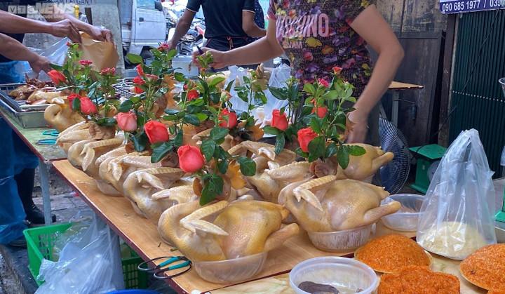 Chợ nhà giàu Hà Nội đỏ lửa suốt đêm, nấu cỗ phục vụ khách dịp Rằm tháng 7 - 7