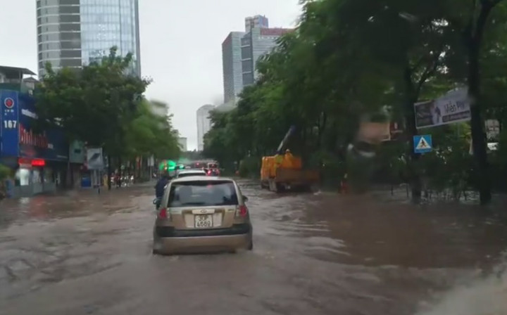 Ảnh: Hà Nội ngập khắp ngả, giao thông hỗn loạn từ sáng sớm - 12