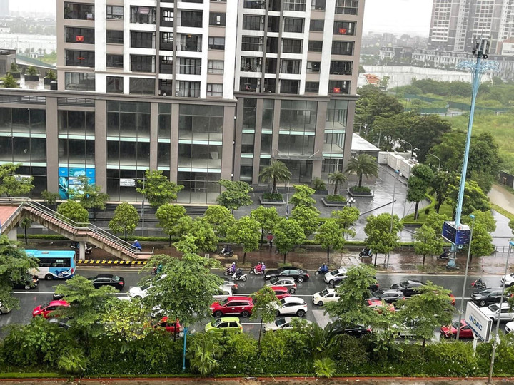 Ảnh: Hà Nội ngập khắp ngả, giao thông hỗn loạn từ sáng sớm - 9