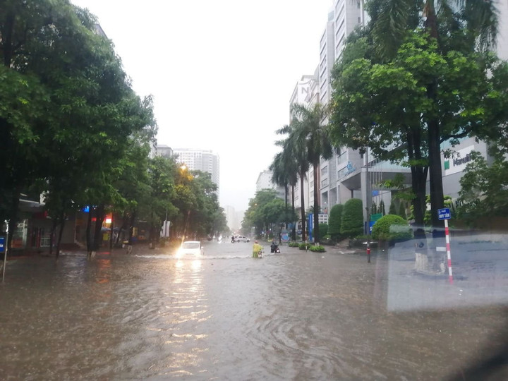 Ảnh: Hà Nội ngập khắp ngả, giao thông hỗn loạn từ sáng sớm - 10