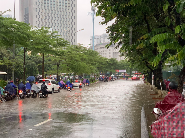 Ảnh: Hà Nội ngập khắp ngả, giao thông hỗn loạn từ sáng sớm - 14