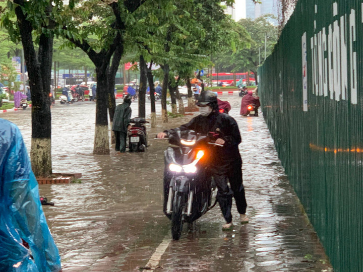Ảnh: Hà Nội ngập khắp ngả, giao thông hỗn loạn từ sáng sớm - 15