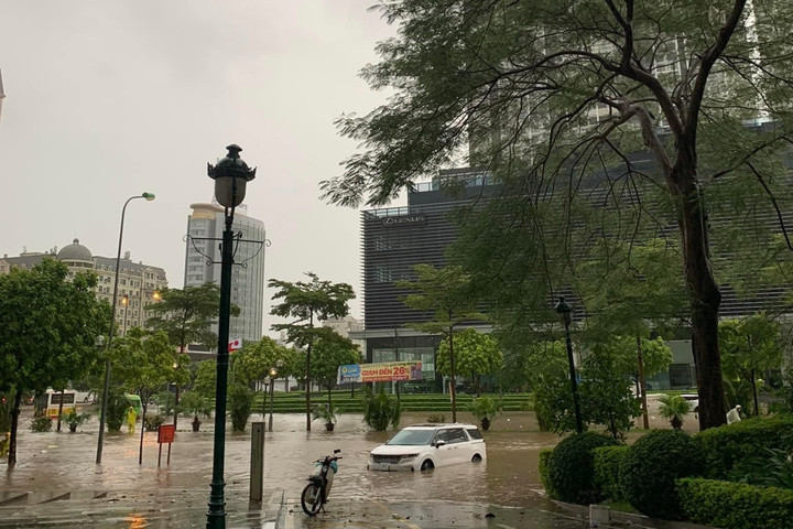 Ảnh: Hà Nội ngập khắp ngả, giao thông hỗn loạn từ sáng sớm - 4