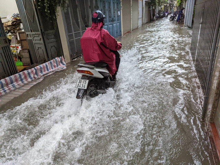 Ảnh: Hà Nội ngập khắp ngả, giao thông hỗn loạn từ sáng sớm - 13