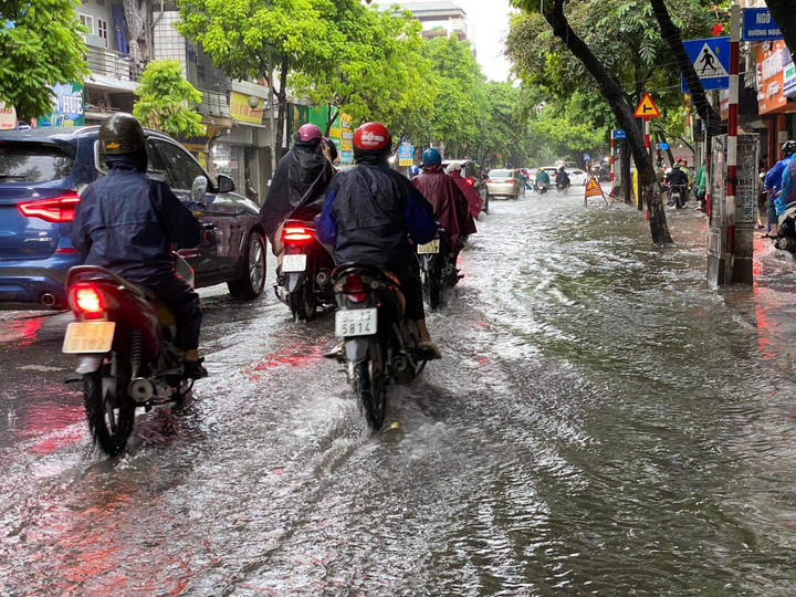 Ảnh: Hà Nội ngập khắp ngả, giao thông hỗn loạn từ sáng sớm - 17