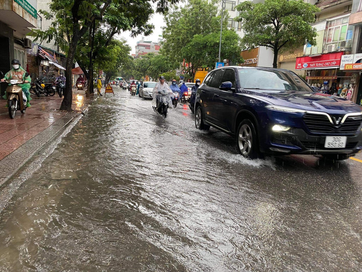 Ảnh: Hà Nội ngập khắp ngả, giao thông hỗn loạn từ sáng sớm - 16