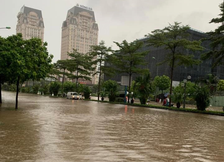 Ảnh: Hà Nội ngập khắp ngả, giao thông hỗn loạn từ sáng sớm - 3