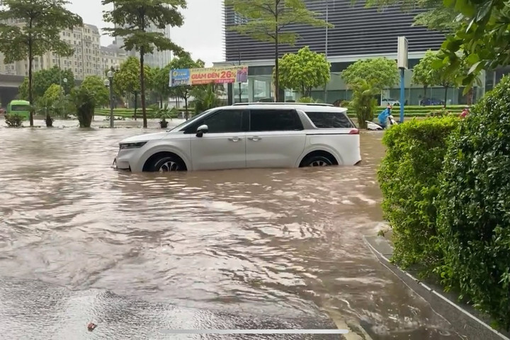 Ảnh: Hà Nội ngập khắp ngả, giao thông hỗn loạn từ sáng sớm - 5