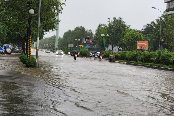 Ảnh: Hà Nội ngập khắp ngả, giao thông hỗn loạn từ sáng sớm - 6