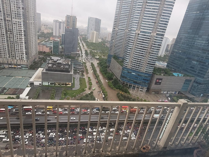 Ảnh: Hà Nội ngập khắp ngả, giao thông hỗn loạn từ sáng sớm - 7