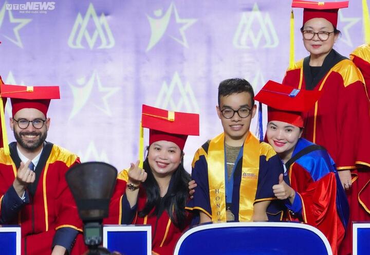 Nghị lực phi thường của chàng thủ khoa 'hạt tiêu' - 4