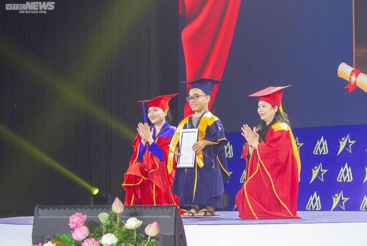 Nghị lực phi thường của chàng thủ khoa 'hạt tiêu' - 3