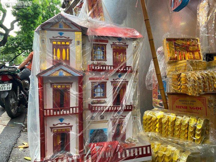 Người mua thờ ơ, ‘siêu xe', 'biệt thự’ vắng bóng dịp Rằm tháng 7 - 2