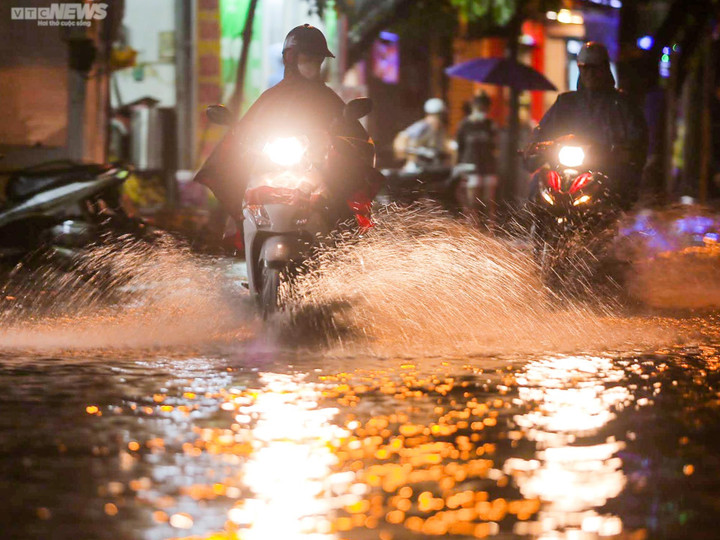 Thời tiết ngày 12/8: Bắc Bộ và Thanh Hóa có mưa to đến rất to, đề phòng ngập úng - 1