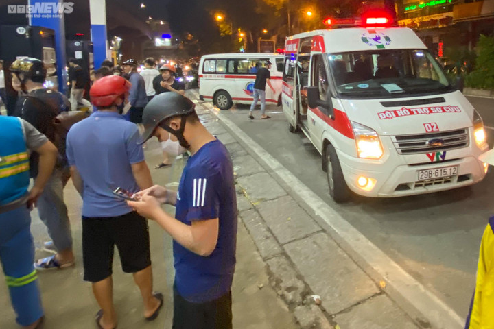 Hà Nội: Ô tô lao vào cây xăng khiến nhiều người bị thương - 3