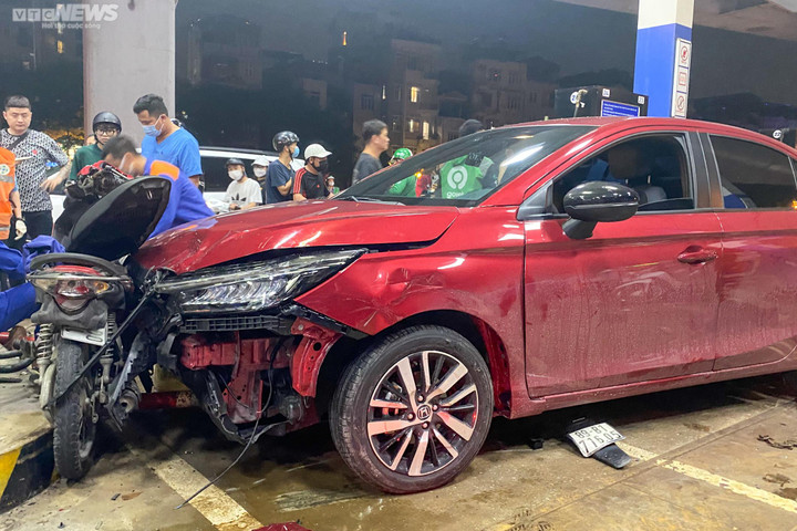 Hà Nội: Ô tô lao vào cây xăng khiến nhiều người bị thương - 1