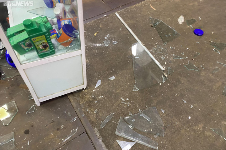 Hà Nội: Ô tô lao vào cây xăng khiến nhiều người bị thương - 5