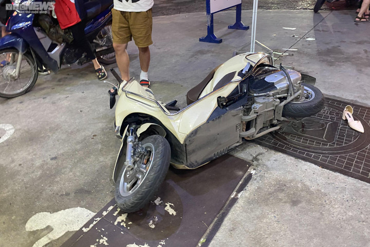 Hà Nội: Ô tô lao vào cây xăng khiến nhiều người bị thương - 4