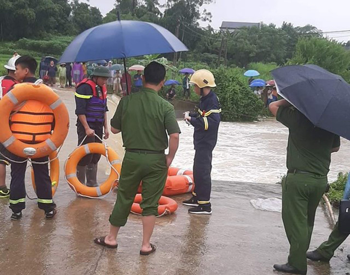 Phú Thọ: Tìm thấy thi thể nhân viên y tế bị nước cuốn trôi - 1