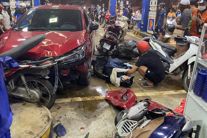 Hà Nội: Ô tô lao vào cây xăng khiến nhiều người bị thương - 2