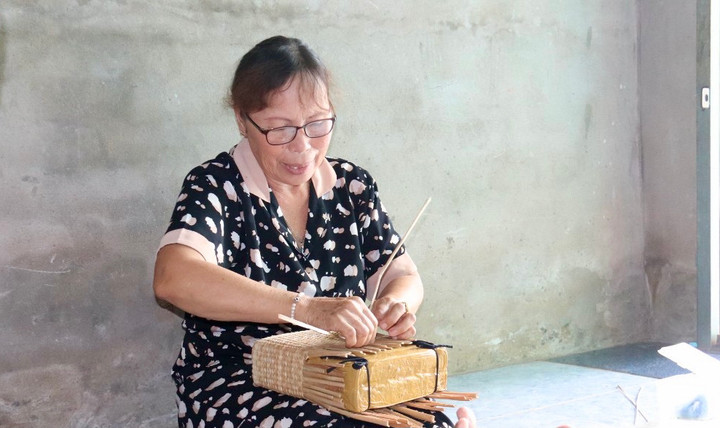 9x ở Cà Mau 'hô biến' lá bồn bồn thành những chiếc túi thời trang - 4