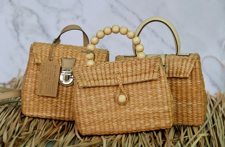 9x ở Cà Mau 'hô biến' lá bồn bồn thành những chiếc túi thời trang - 1