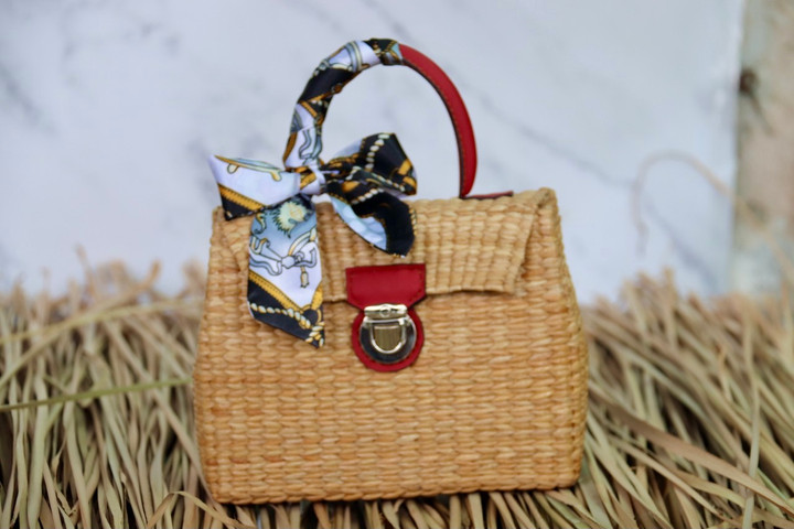 9x ở Cà Mau 'hô biến' lá bồn bồn thành những chiếc túi thời trang - 3