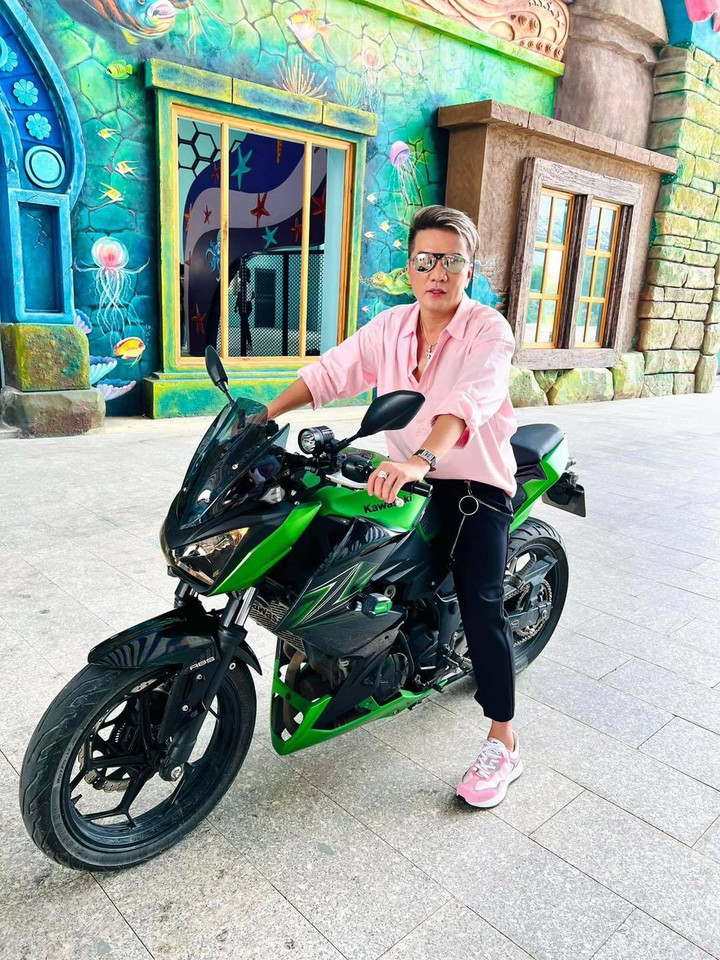 Sao Việt 14/8: Hoài Lâm xuất hiện tỉnh táo, cười rạng rỡ bên bạn gái - 7