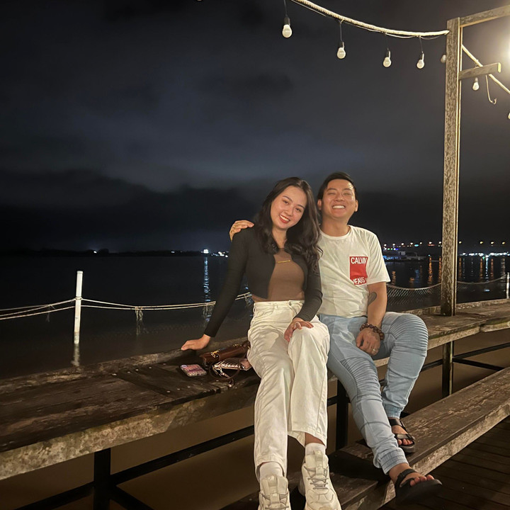 Sao Việt 14/8: Hoài Lâm xuất hiện tỉnh táo, cười rạng rỡ bên bạn gái - 1