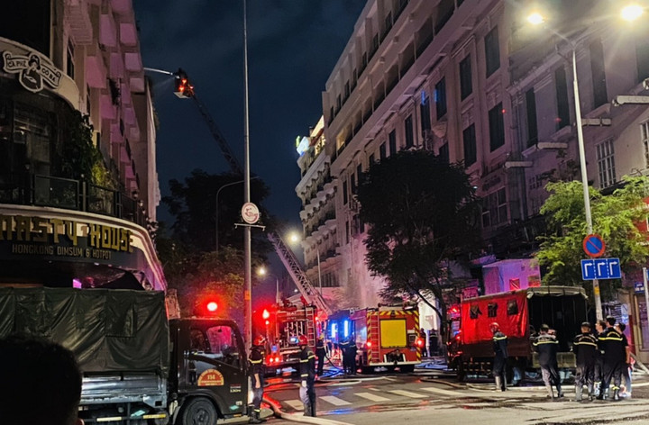 TP.HCM: Cháy lớn gần phố đi bộ Nguyễn Huệ, có nhiều tiếng nổ lớn - 2