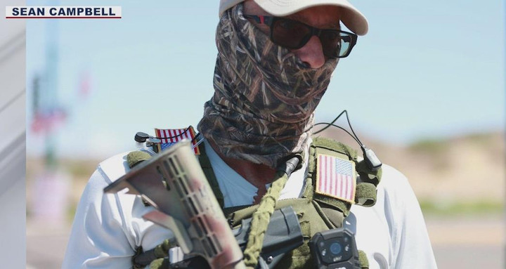 Người ủng hộ ông Trump cầm súng tập trung ngoài văn phòng FBI - 1