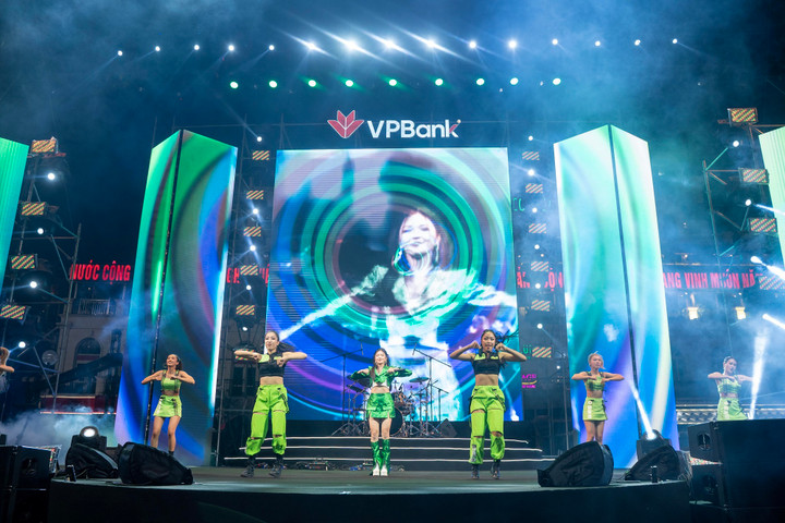 Phiêu với màn trình diễn 'đỉnh chóp' của Ngọt và Chillies tại đêm nhạc VPBank - 10