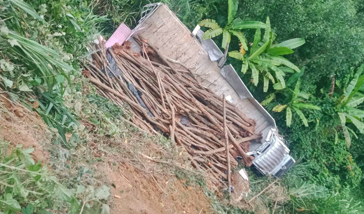 Quảng Nam: Xe tải lao xuống vực sâu, tài xế, phụ xe thoát chết - 1