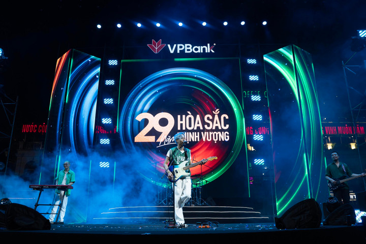 Phiêu với màn trình diễn 'đỉnh chóp' của Ngọt và Chillies tại đêm nhạc VPBank - 8