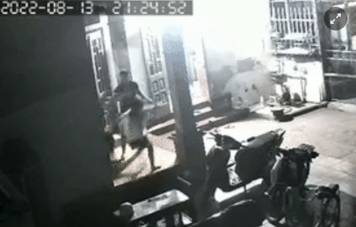 Bị 'bóc phốt', vợ chồng chủ shop quần áo hành hung bà bầu - 1