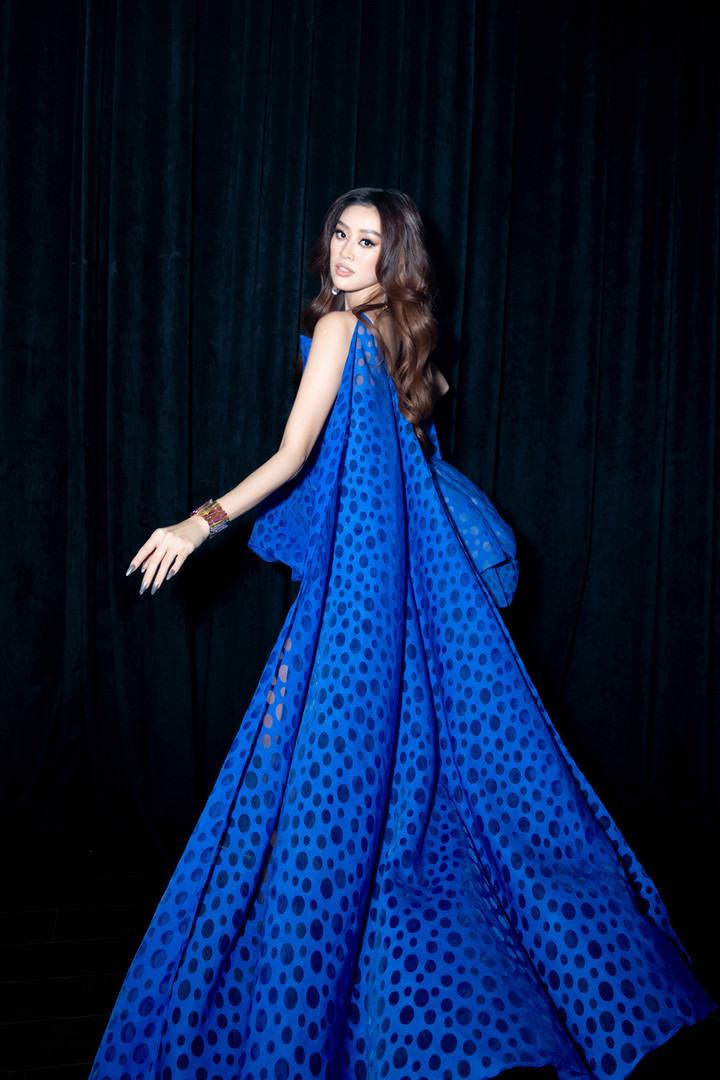 Hoa hậu Khánh Vân tái xuất sàn diễn thời trang với vị trí vedette - 2