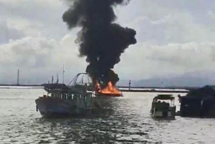 Xuồng chở dầu cháy rụi trên vùng biển Móng Cái, Quảng Ninh - 1