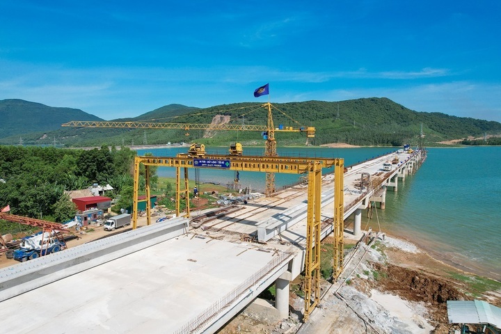 Vinaconex tăng tốc thi công cầu vượt hồ Yên Mỹ - 2