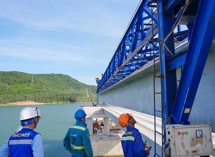 Vinaconex tăng tốc thi công cầu vượt hồ Yên Mỹ - 1