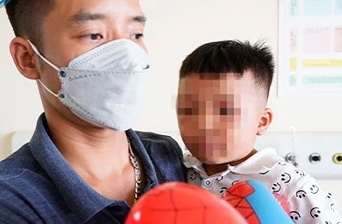 Bé trai bị nhốt trong tủ cấp đông được ra viện - 1