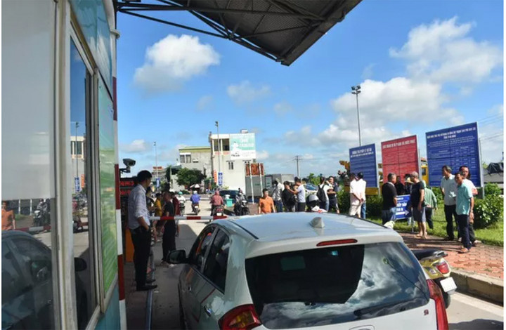 Vác loa kéo, đồ ăn uống ngồi chặn trước barrier trạm thu phí BOT ở Thái Bình - 3